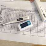 健康管理表と体温計・パルスオキシメーター