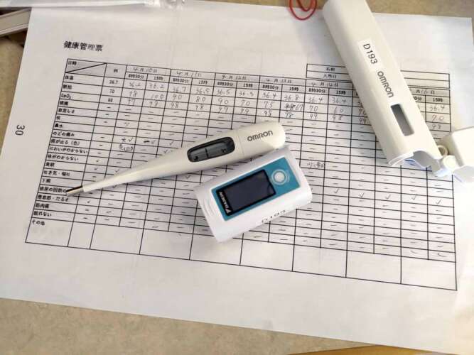 健康管理表と体温計・パルスオキシメーター